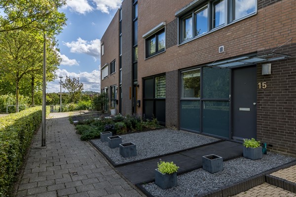 Foto - Verkocht onder voorbehoud: Instapklare ruime tussenwoning uit 1997 met 3 slaapkamers, moderne badkamer, tuin en garage in Heerlen